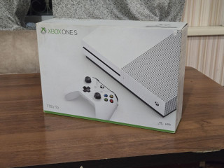 xbox-one-s-1tb-sostoianie-novoi-konsoli-naucu-podkliucat-podpisku-s-dostupom-ko-mnogim-igram