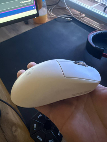 mysku-logitech-gpro-superlight-2-myske-pol-goda-v-idealnom-sostoianii-polnyi-komplekt-big-0