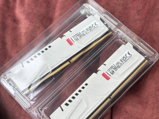 belye-ozu-kingston-ddr5-32x2-5600mhz