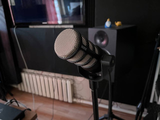 prodaiu-mikrofon-rode-podmic-iz-za-nenadobnosti-polzovalsia-paru-raz-vse-rabotaet-stoit-na-studii
