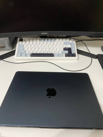 prodam-macbook-air-m3-8512-big-1