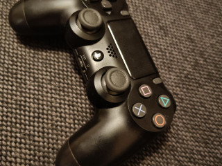 prodam-originalnyi-geimpad-playstation-4-ps4-takze-mozno-podkliucit-k-kompiuteru-original-v-idealn