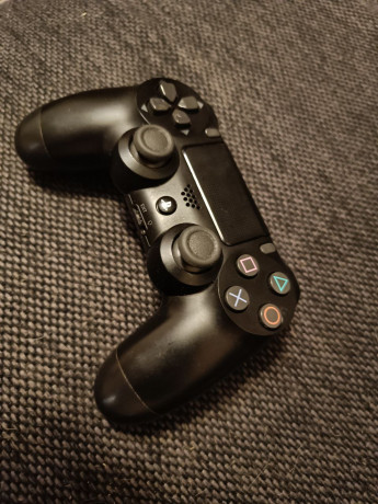 prodam-originalnyi-geimpad-playstation-4-ps4-takze-mozno-podkliucit-k-kompiuteru-original-v-idealn-big-0