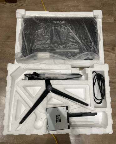 monitor-240-gerc-24-diuima-novyi-s-polnym-komplektom-big-1