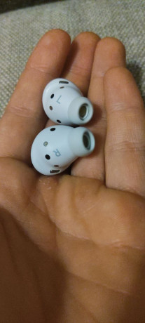 samsung-galaxy-buds-pro-premialnye-besprovodnye-nausniki-v-otlicnom-sostoianii-big-1