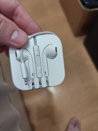 obmeniaiu-air-pods-originalnye-podkliucenie-lightning-meniaiu-na-air-pods-jack-35mm-libo-prodam-za-5000-big-0