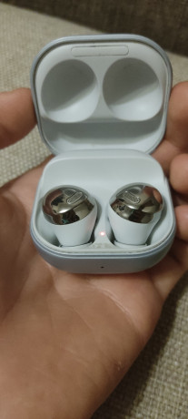 samsung-galaxy-buds-pro-premialnye-besprovodnye-nausniki-v-otlicnom-sostoianii-big-2