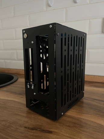 prodaiu-kompaktnyi-korpus-cryptone-i-flat-sff-big-1