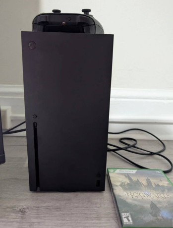 srocno-prodam-xbox-series-x-big-0
