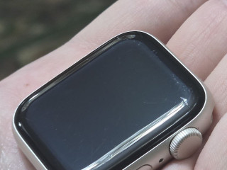 apple-watch-se-2-pokoleniia-v-cvete-starlight
