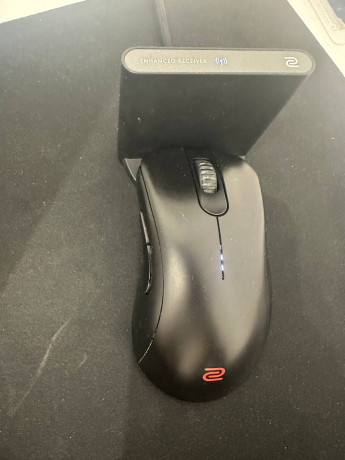 prodam-igrovuiu-mysku-zowie-ec3-cw-v-otlicnom-sostoianii-nakleeny-glaidy-tocki-xraypad-obsidian-air-p-big-1
