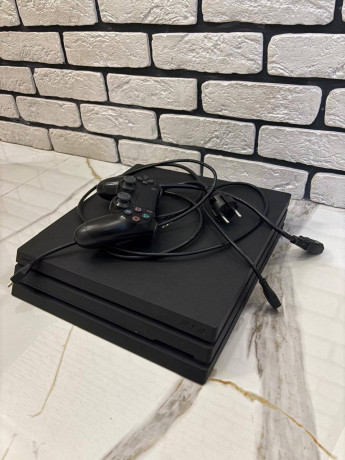 prodam-playstation-4-pro-1-tb-ps4-pro-1tb-s-odnim-dzoistikom-big-0