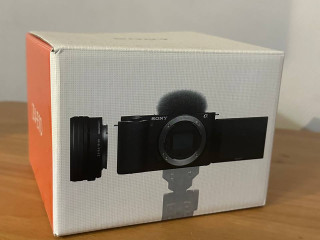 kamera-sony-zve-10-kit-128gb-fles-3-batareiki-zariadnoe-ustroistvo-polnyi-komplekt