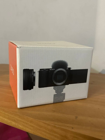 kamera-sony-zve-10-kit-128gb-fles-3-batareiki-zariadnoe-ustroistvo-polnyi-komplekt-big-0