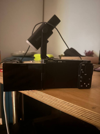 kamera-sony-zve-10-kit-128gb-fles-3-batareiki-zariadnoe-ustroistvo-polnyi-komplekt-big-2