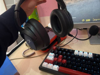 prodam-besprovodnye-nausniki-hyperx-flight-s-v-xorosem-sostoianii-batareiu-derzit-bolse-nedeli