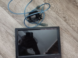 sensornyi-monitor-10-diuimov-vga-podkliucenie