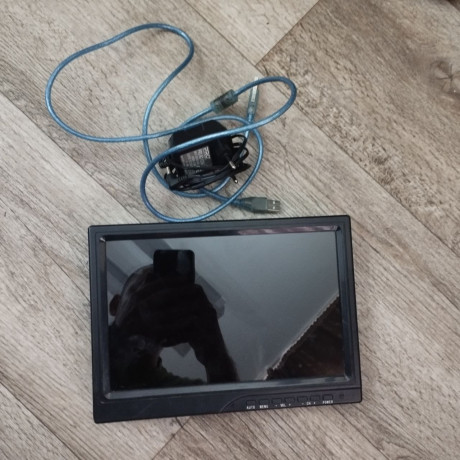 sensornyi-monitor-10-diuimov-vga-podkliucenie-big-0