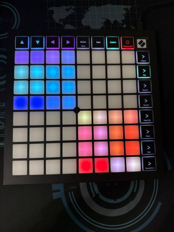 prodam-launchpad-x-v-idelnom-sostoianii-vse-plenki-na-meste-big-0