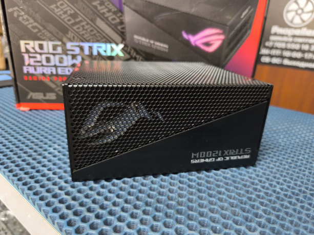 prodam-blok-pitaniia-asus-strix-aura-1200w-atx30-big-1