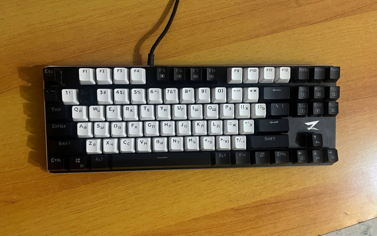 prodam-klaviaturu-na-sinix-svecax-big-1