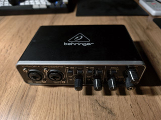 zvukovaia-karta-behringer-umc-202hd