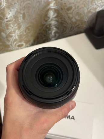 obieektiv-sigma-16mm-diafragma-14-na-krop-kamery-sostoianie-otlicnoe-redko-polzuius-s-korobkoi-big-1