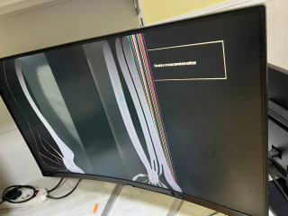 monitor-32-diagonal-izognutyi-matrica-slomana