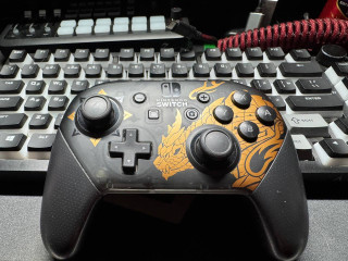 prodam-nintendo-pro-controller-monster-hunter-edition