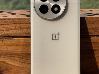 meniaiu-oneplus-13-v-pamiati-12256gb-v-cvete-arctic-dawn-v-idealnom-sostoianii-v-komplekte-zariadka