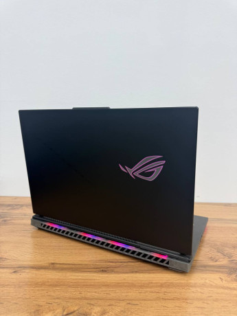 noutbuk-asus-rog-strix-scar-18-g834jy-90nr0cg1-m004n0-big-1