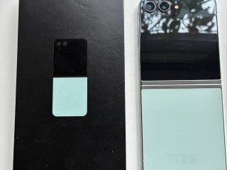 smartfon-samsung-z-flip5-512gb-miatnyi-polnyi-komplekt-s-kabelem-zariadki-korobkoi-i-cexlom-v-poda