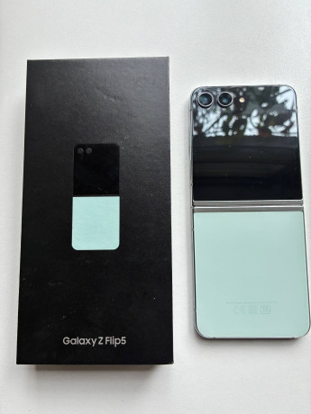 smartfon-samsung-z-flip5-512gb-miatnyi-polnyi-komplekt-s-kabelem-zariadki-korobkoi-i-cexlom-v-poda-big-0