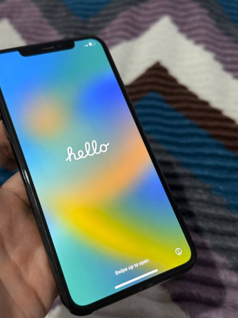 iphone-11-pro-max-v-ocen-xorosem-sostoianii-ucityvaia-cto-telefon-vysel-v-2019-godu-menialos-displei-big-0