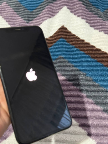 iphone-11-pro-max-v-ocen-xorosem-sostoianii-ucityvaia-cto-telefon-vysel-v-2019-godu-menialos-displei-big-1