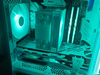videokarta-v-belom-ispolnenii-asrock-steel-legend-rx-7700-xt