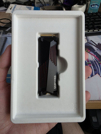 2tb-samsung-990-pro-ssd-s-radiatorom-big-1