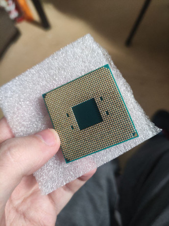 prodam-processor-amd-ryzen-7-2700-proc-zivoi-ne-uzarennyi-nozki-rovnye-big-1