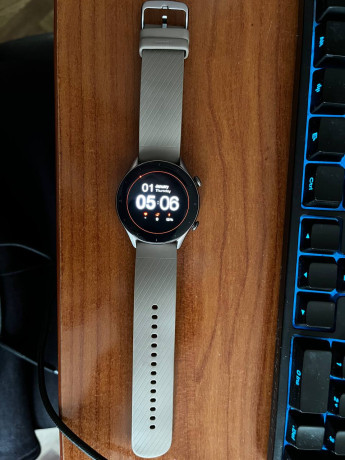 casy-amazfit-gtr-3-v-xorosem-sostoianii-est-melkaia-nezametnaia-carapina-na-ekrane-v-komplekte-s-kor-big-2