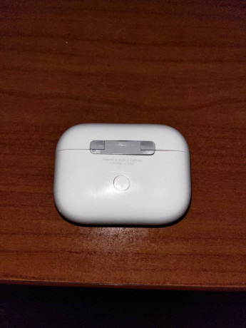 nausniki-originalnye-airpods-pro-2-est-potertosti-na-keise-takze-otsutstvuet-odna-ambusiura-i-kor-big-2