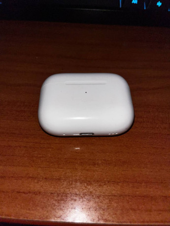 nausniki-originalnye-airpods-pro-2-est-potertosti-na-keise-takze-otsutstvuet-odna-ambusiura-i-kor-big-1