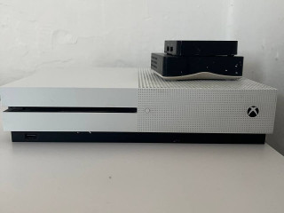 prodam-xbox-one-s-sostoianie-xorosee-v-komplekte-odin-geimpad-cena-50k