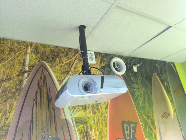 proektor-pjd5255l-viewsonic-vmeste-s-nastennym-ekranom-otdam-vmeste-s-kronsteinom-big-2