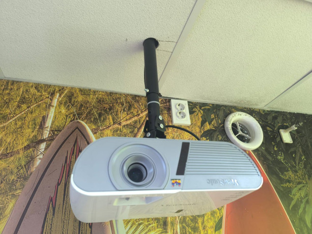 proektor-pjd5255l-viewsonic-vmeste-s-nastennym-ekranom-otdam-vmeste-s-kronsteinom-big-1