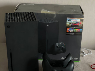 prakticeskii-novyi-xbox-series-x-1tb-dva-geimpada-dokstanciia-gamepass-fh5