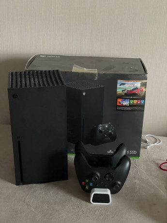 prakticeskii-novyi-xbox-series-x-1tb-dva-geimpada-dokstanciia-gamepass-fh5-big-0