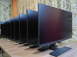 v-nalicii-12-monitorov-benq-gw2480-so-vstroennymi-kolonkami