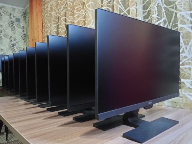 v-nalicii-12-monitorov-benq-gw2480-so-vstroennymi-kolonkami-big-0