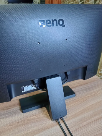 v-nalicii-12-monitorov-benq-gw2480-so-vstroennymi-kolonkami-big-3