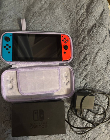 almaty-prodam-pristavku-nintendo-switch-v-xorosem-sostoianii-komplekt-na-foto-est-fleska-i-igra-big-0